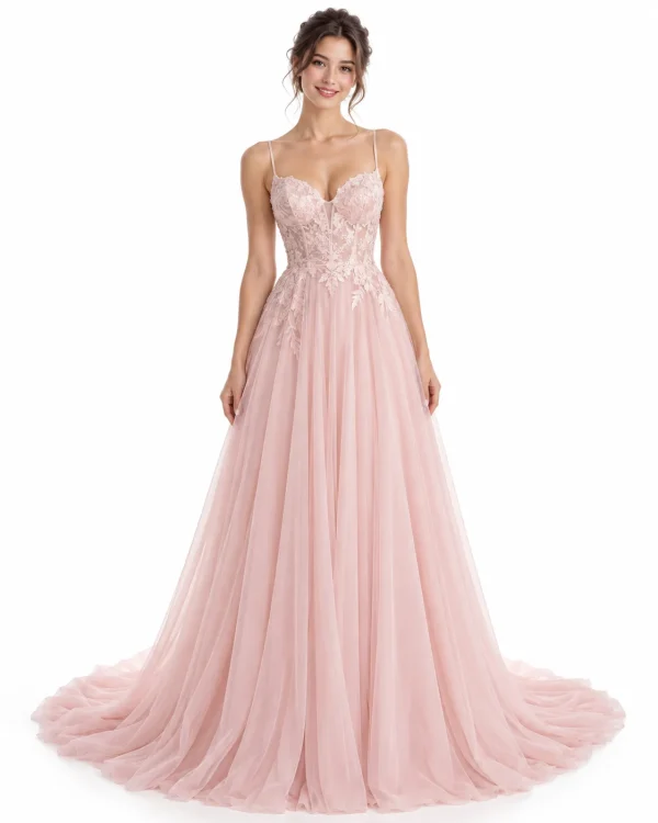 Abito da sposa rosa cipria in tulle con corpetto in pizzo floreale, scollo a cuore, spalline sottili e gonna vaporosa.