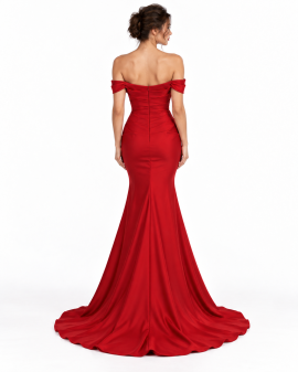 Vista posteriore dell'abito da sposa rosso a sirena con schiena scoperta, corpetto drappeggiato e lungo strascico in raso.