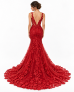 Vista posteriore dell'abito da sposa rosso con schiena scoperta a V, pizzo floreale e lungo strascico ricamato.