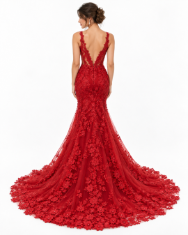 Vista posteriore dell'abito da sposa rosso con schiena scoperta a V, pizzo floreale e lungo strascico ricamato.