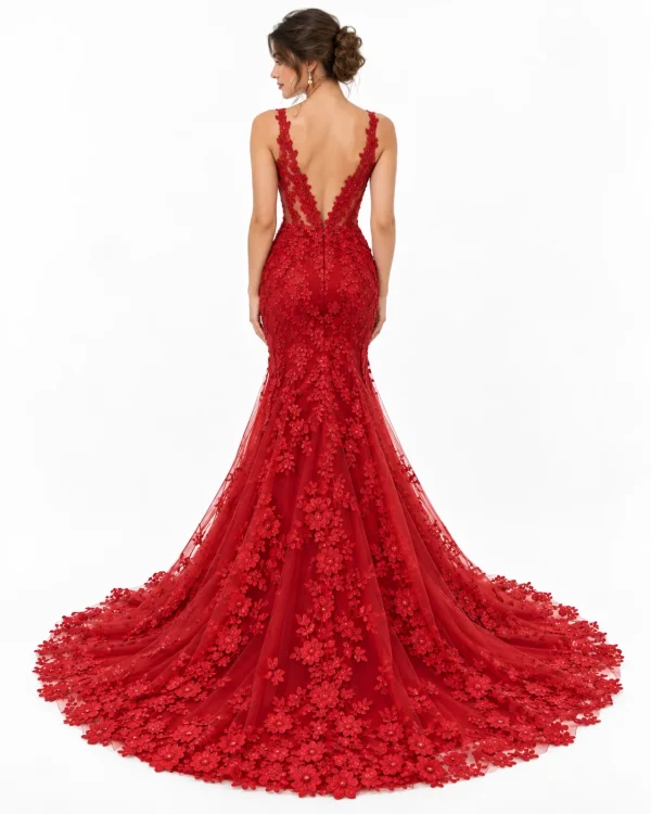 Vista posteriore dell'abito da sposa rosso con schiena scoperta a V, pizzo floreale e lungo strascico ricamato.