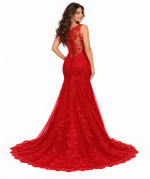 Vista posteriore dell'abito da sposa rosso a sirena con schiena effetto trasparente, bottoncini e ampio strascico in pizzo floreale.