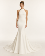 Abito da sposa a sirena avorio minimal chic con collo alto all'americana, spalle scoperte e gonna svasata con strascico.