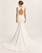 Vista posteriore di abito da sposa a sirena avorio con ampia schiena scoperta a goccia, cuciture sagomate e gonna svasata con lungo strascico.