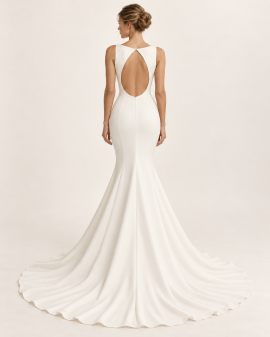 Vista posteriore di abito da sposa a sirena avorio con ampia schiena scoperta a goccia, cuciture sagomate e gonna svasata con lungo strascico.