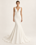 Abito da sposa a sirena avorio visto frontalmente, con scollo a V profondo, spalline larghe, corpetto liscio e gonna svasata con strascico.