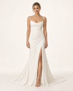 Vista posteriore abito da sposa a sirena avorio con schiena scoperta, scollo a cascata drappeggiato, bottoncini rivestiti e ampio strascico.