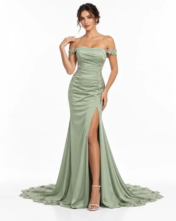 Abito da sposa verde salvia a sirena con spacco frontale, corpetto drappeggiato, spalle scoperte e applicazioni floreali.