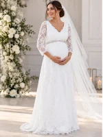 Abito da sposa per donne incinte in pizzo bianco con scollo a V, cintura gioiello e gonna lunga, vista frontale