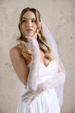 Guanti da sposa eleganti in pizzo floreale con abito senza spalline