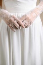 Dettaglio del pizzo ricamato dei guanti da sposa lunghi GL005