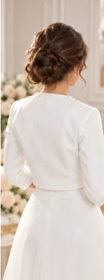Vista posteriore del bolero coprispalle da sposa bianco corto con maniche tre quarti