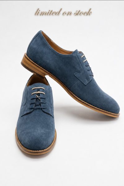 Scarpe derby uomo in camoscio blu artigianali con lacci e suola elegante