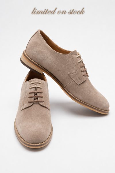Scarpe derby uomo in camoscio beige artigianali con lacci e suola elegante