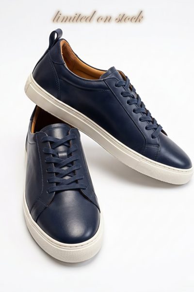 Sneakers uomo in pelle blu artigianali con suola bianca