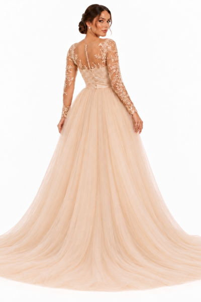 Vista posteriore dell'abito da sposa champagne con maniche lunghe in pizzo, schiena trasparente con bottoncini e gonna unita in tulle liscio con strascico.