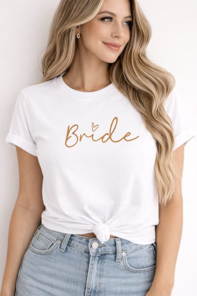 t shirt bride bianca con scritta dorata indossata da modella