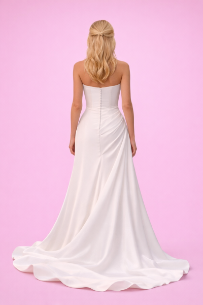 Vista posteriore dell'abito da sposa a fascia con silhouette fluida e linea elegante.
