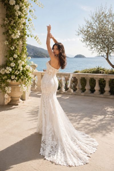 abito da sposa a sirena con strascico ricamato in pizzo