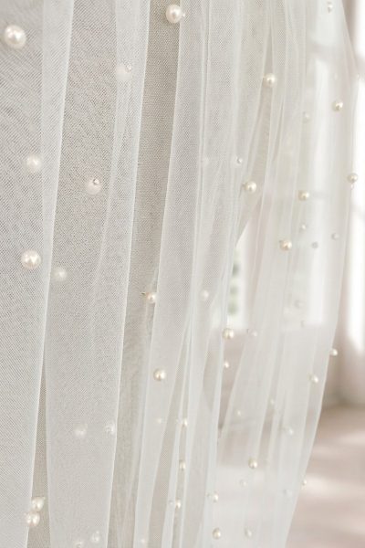 Dettaglio del tulle morbido con applicazioni di perle del velo GW-VL017