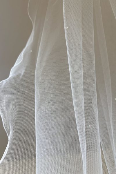 Velo da sposa corto in tulle strutturato avorio con cristalli