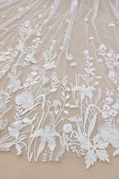 Dettaglio dei fiori 3D, ricami floreali e perle sul tulle avorio
