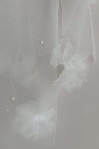 Dettaglio dei fiori 3D e delle perle sul tulle del velo da sposa