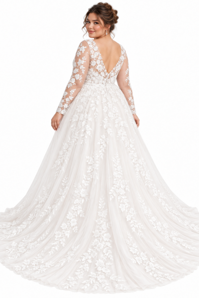 Vista posteriore di abito da sposa curvy in pizzo floreale con scollatura a V sulla schiena, maniche lunghe ricamate, bottoncini decorativi e ampio strascico in tulle.