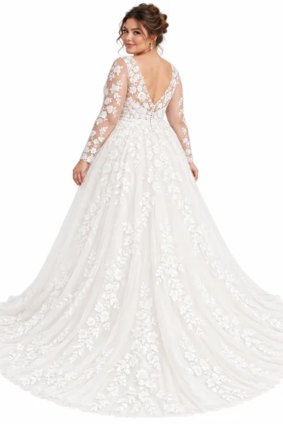 Vista posteriore di abito da sposa curvy in pizzo floreale con scollatura a V sulla schiena, maniche lunghe ricamate, bottoncini decorativi e ampio strascico in tulle.