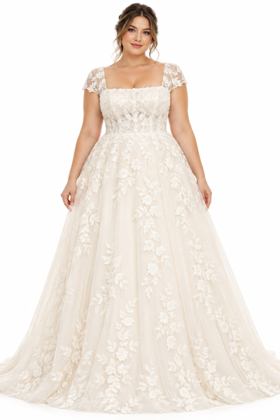 Abito da sposa curvy stile principessa in raso avorio, con scollatura a cuore senza spalline, corpetto drappeggiato, vita definita e ampia gonna con pieghe e tasche laterali.