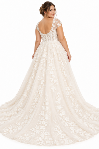 Vista posteriore di abito da sposa curvy principessa in raso avorio, con schiena scoperta, fila di bottoncini rivestiti, ampia gonna strutturata e lungo strascico elegante.