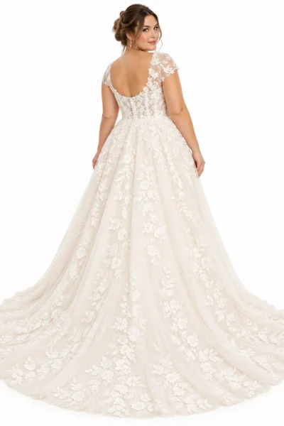 Vista posteriore di abito da sposa curvy principessa in raso avorio, con schiena scoperta, fila di bottoncini rivestiti, ampia gonna strutturata e lungo strascico elegante.