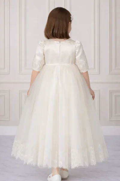 Retro abito da battesimo bimba con chiusura a scomparsa e trasparenze in pizzo sulle maniche