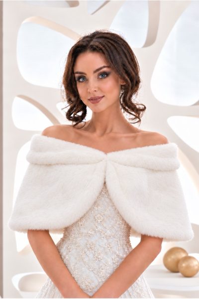 Sposa con coprispalle bianco effetto pelliccia indossato sulle spalle