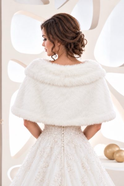 Vista posteriore del coprispalle da sposa bianco con bordo risvoltato