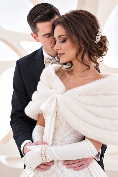 Stola da sposa con fiocco in raso indossata sulle spalle