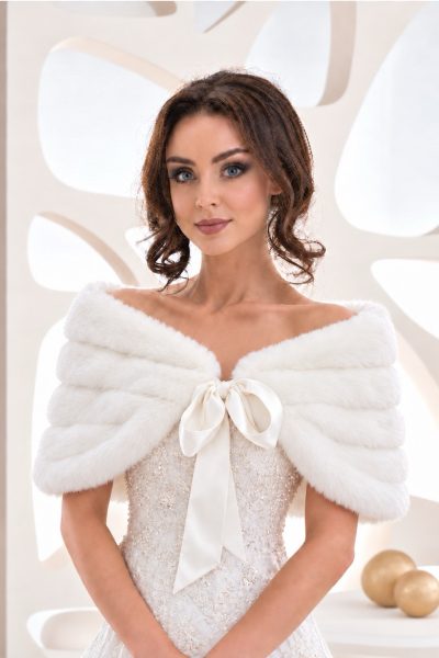 Coprispalle da sposa in pelliccia a fasce con nastro in raso