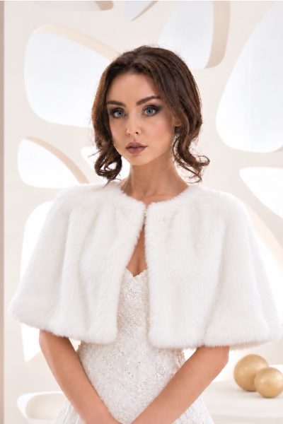 Vista frontale della mantella da sposa bianca effetto pelliccia con linea a cappa