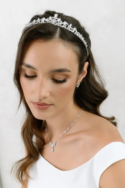 Tiara argentata con decorazioni a foglia e zirconi