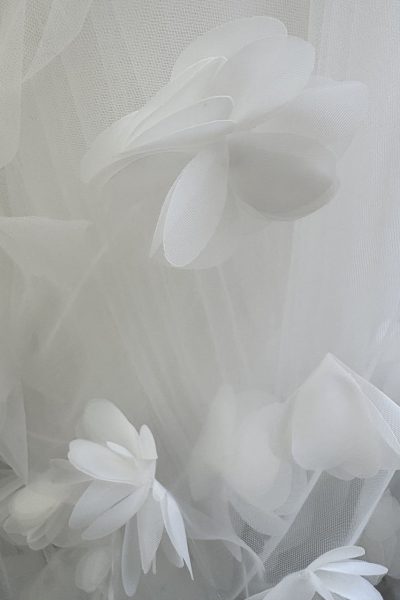 Dettaglio fiori 3D in tulle su velo da sposa avorio lunghezza cattedrale