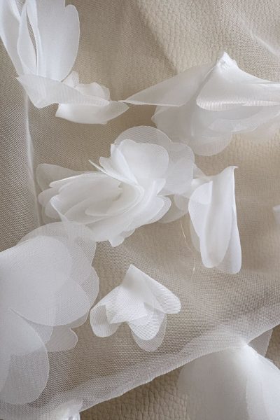 dettaglio-fiori-3d-velo-sposa-cattedrale.jpg