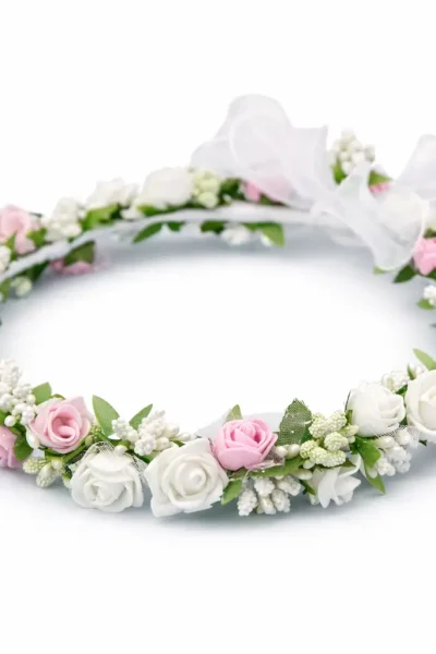 Coroncina di fiori per bambina con roselline bianche e rosa, foglioline verdi e fiocco in organza bianca per acconciatura da cerimonia.