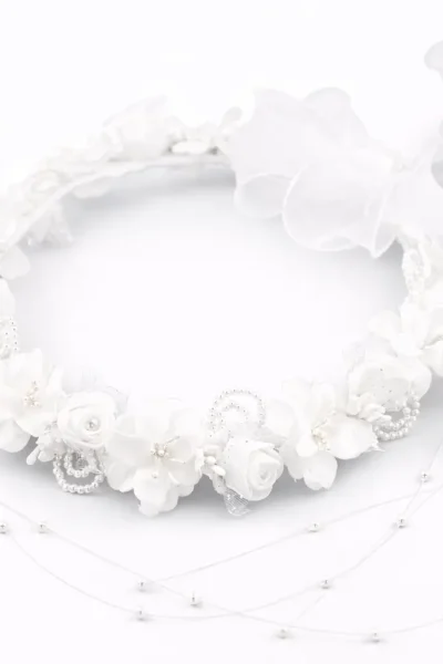 Coroncina per capelli bambina con fiori bianchi, archi di perline e cascata di fili di perle per acconciatura da cerimonia.