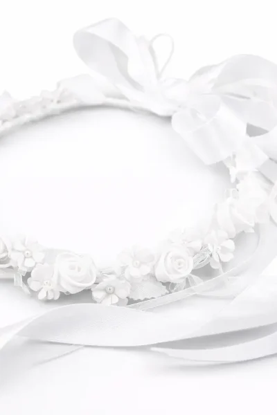 Coroncina per capelli bambina modello 2026 con fiori bianchi assortiti, perle centrali e lunghi nastri in raso bianco per prima comunione.