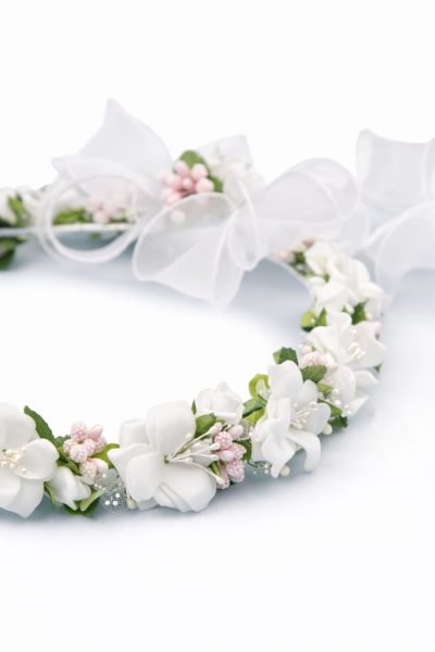 Coroncina di fiori per bambina modello W 364 con fiori bianchi, boccioli rosa cipria, perline e foglioline verdi per acconciatura da cerimonia.