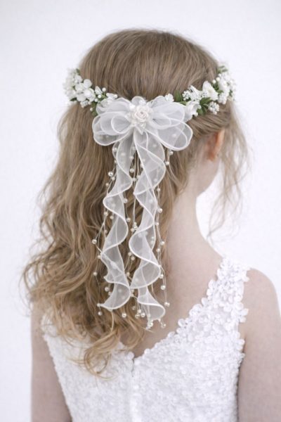 Cerchietto per capelli bambina modello W 310 rivestito in bianco con decorazione laterale di fiori rosa, boccioli bianchi e perline verdi