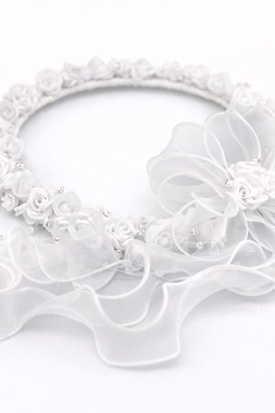 Coroncina comunione di lusso con grande fiocco scenografico in organza e fili di perle pendenti su acconciatura da cerimonia curata