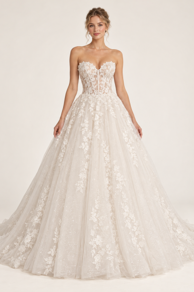 Abito da sposa principesco avorio visto frontalmente, con corsetto trasparente in pizzo floreale, scollo a cuore e ampia gonna in tulle luminoso.