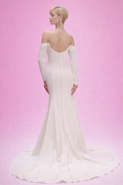 abito da sposa sirena in raso con schiena scoperta e bottoni sul retro