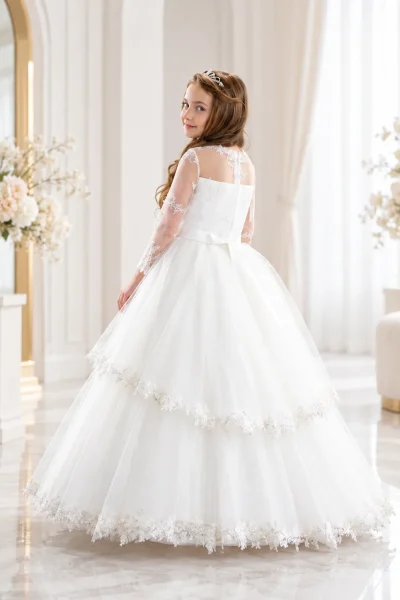 Vista posteriore dell'abito da cerimonia bambina bianco con tulle a balze, bordi in pizzo e corpetto con inserto ricamato.